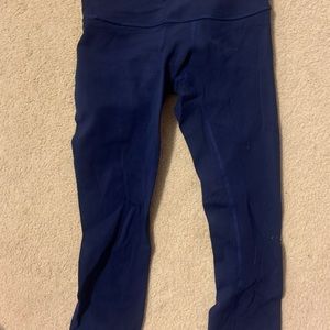 Lululemon cropped legging reversible navy /light blue size 8. Lightly worn.